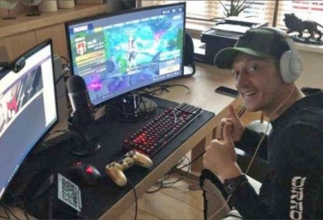 Ozil tính làm game thủ chuyên nghiệp sau khi giải nghệ