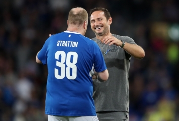 CĐV đặc biệt được Lampard tung vào sân để đá penalty