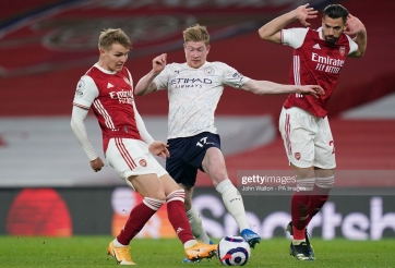 HLV Brentford nghĩ Arsenal vô địch Ngoại Hạng Anh, đánh giá Odegaard ở gần đẳng cấp của De Bruyne