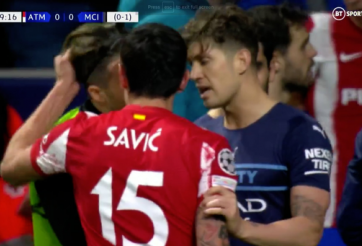 VIDEO: Grealish choảng nhau với Savic, Vrsaljko phun mưa vào đối thủ