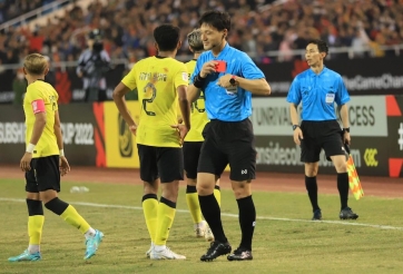 Trọng tài bắt trận Việt Nam vs Malaysia ngừng cầm còi