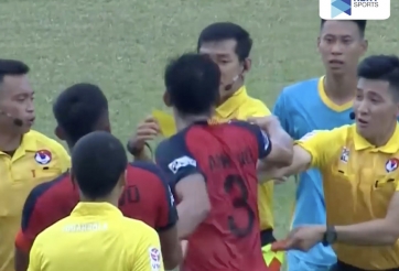 VIDEO: Cầu thủ Việt Nam thẳng tay đấm trọng tài trên sân bóng, nguy cơ mất sự nghiệp