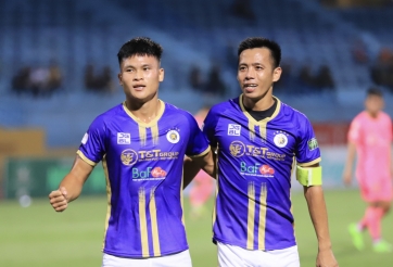 VIDEO: Dàn sao Hà Nội FC bị bủa vây giữa 'biển người' hâm mộ
