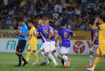 Trọng tài FIFA bị CĐV SLNA tấn công trên mạng xã hội