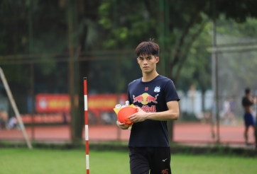 VIDEO: Thủ môn trẻ của HAGL xin chụp ảnh với Tấn Trường