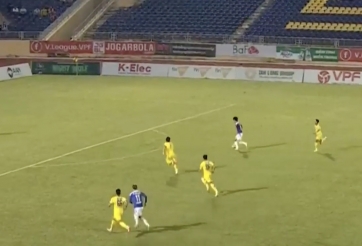 VIDEO: Tân binh 2x của thầy Park biến hàng phòng ngự trứ danh 'thành gã hề'