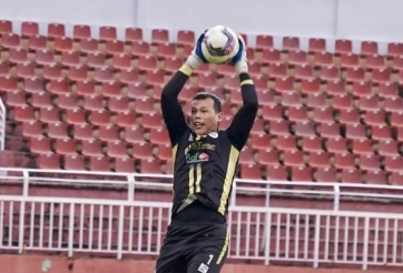 VIDEO: Thủ môn Bùi Tấn Trường nghêu ngao hát 'Bên trên tầng lầu' siêu đáng yêu