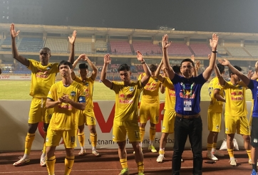 VIDEO: Văn Toàn chán nản rời sân, dàn sao HAGL có hành động đẹp với CĐV