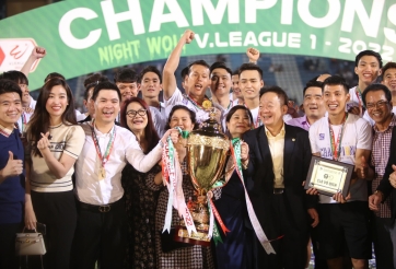 VIDEO: Cận cảnh màn trao cúp lịch sử của Hà Nội FC