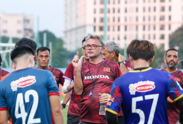 HLV Troussier dẫn dắt các ĐT Việt Nam thi đấu 3 trận trong 4 ngày