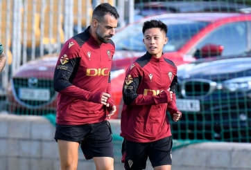 Cầu thủ Việt Nam sải bước cùng cựu sao Man City ở trời Âu