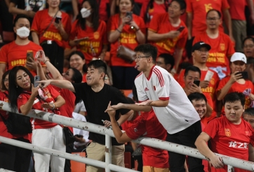 CĐV Thái Lan, Trung Quốc gây hỗn loạn khiến cảnh sát phải vào cuộc