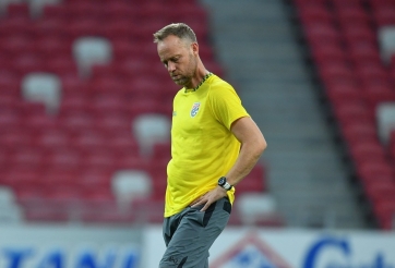 HLV Thái Lan thẳng thắn đáp trả trước áp lực bị sa thải