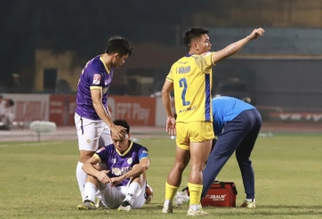 Văn Quyết phản ứng cực bất ngờ khi bị thúc cùi chỏ đến chảy máu