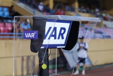 HLV Popov cùng HLV Vũ Tiến Thành nhận thông báo về VAR