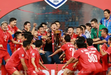 FIFA 'bắn tín hiệu' đến thầy trò HLV Kim Sang Sik trước trận gặp MU