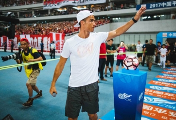 Fan Trung Quốc có hành động “ấm lòng' bảo vệ Ronaldo