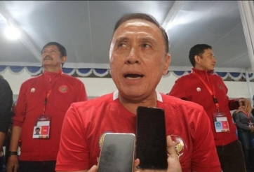 Chủ tịch PSSI thản nhiên chào 'CĐV vui vẻ' trong ngày tang thương gây phẫn nộ