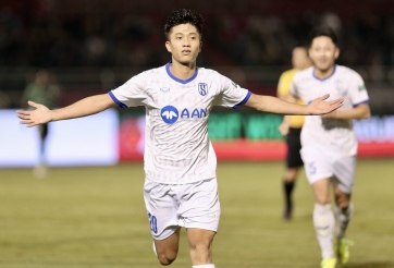 Ghi cú đúp xuất thần, trụ cột ĐT Việt Nam nhận quà siêu ý nghĩa từ thầy Park