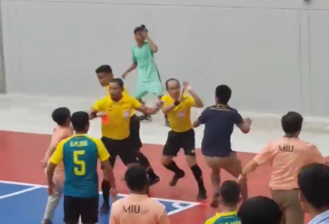 VIDEO: Cầu thủ Myanmar đuổi đánh trọng tài vì thua đau trận chung kết