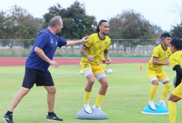 Lào gấp rút 'trùng tu' sân sát ngày chạm trán ĐT Việt Nam tại AFF Cup