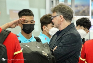 HLV Philippe Troussier lại có hành động khiến U23 Việt Nam nể phục