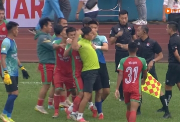 HLV Việt Nam gây phản cảm, 'tác động vật lý' trọng tài ở giải quốc gia