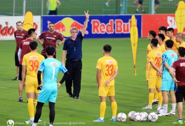 VIDEO: ĐT Việt Nam 'mướt mồ hôi' trong buổi tập đầu tiên với HLV Troussier