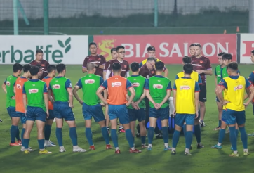 VIDEO: Thầy trò HLV Philippe Troussier 'luyện công' dưới trời mưa tầm tã