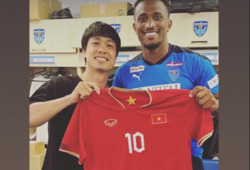 Công Phượng tặng quà đặc biệt cho đồng đội tại Nhật Bản