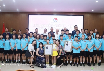 ĐT nữ Việt Nam nhận quà không thể đặc biệt hơn trước World Cup