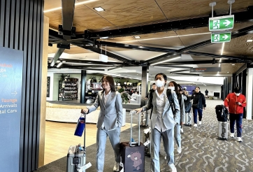 VIDEO: ĐT nữ Việt Nam đến New Zealand an toàn, bắt đầu hành trình lịch sử