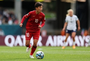 Cầu thủ ĐT nữ Việt Nam nhận quà đặc biệt từ huyền thoại nước Mỹ