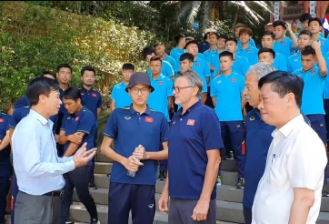 Thầy trò HLV Troussier làm điều thiêng liêng trước giải châu Á