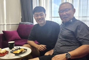 HLV Park Hang Seo nhận quà từ cựu sao HAGL