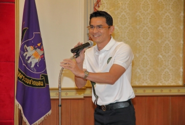 HLV Kiatisak ghi điểm với hành động cực ý nghĩa