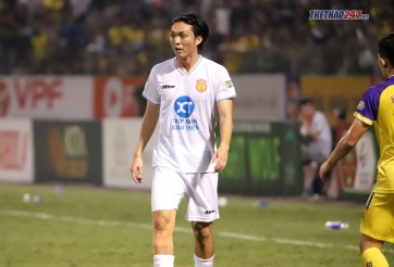 Tuấn Anh đổi số áo mới ngay sau sự cố hi hữu