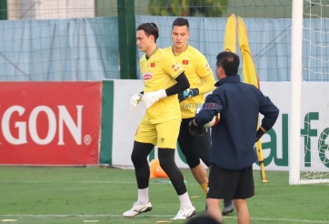 Đôi bạn cùng tiến Filip Nguyễn - Văn Lâm trò chuyện thân thiết, quyết đánh bại Philippines