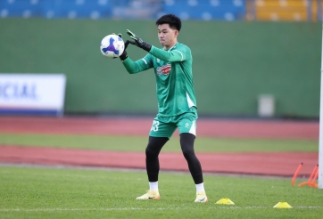 HLV Kim Sang Sik tìm ra thủ môn cực chất lượng thay Đình Triệu