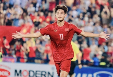 HLV Kim Sang Sik nhận tin mừng từ tiền đạo ĐT Việt Nam