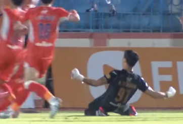 Thủ môn Bùi Tiến Dũng ghi bàn không tưởng, Đà Nẵng thắng điên rồ ở chung kết ngược