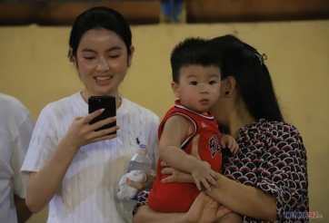 Vợ con Quang Hải chiếm trọn 'spotlight' trong ngày chồng thi đấu rực sáng