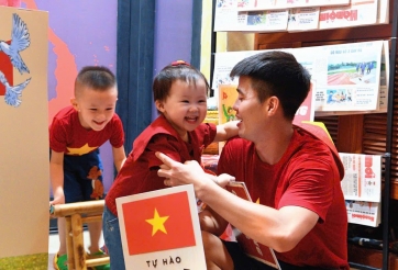 Vợ chồng cầu thủ Duy Mạnh gây sốt, phát kem miễn phí cho người dân đi xem diễu binh