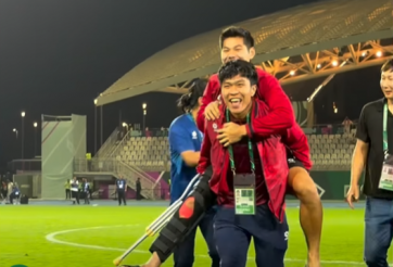 Sốt: Hình ảnh Lý Đức cõng Hiểu Minh xuống sân ăn mừng U23 Việt Nam đả bại Hàn Quốc