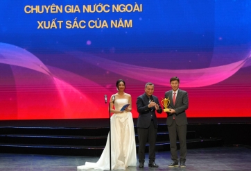 HLV Kim Sang Sik gửi thông điệp tới ông Park Hang Seo sau khi nhận giải thưởng ở Việt Nam