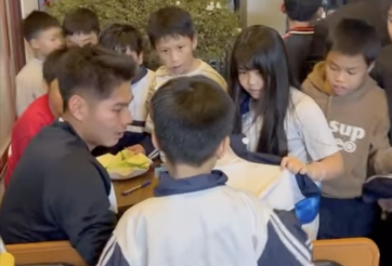 Về nhà dưỡng thương, Hiểu Minh “mỏi tay” ký tặng fan nhí