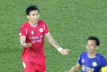 Va chạm mạnh, Văn Quyết từ chối bắt tay 'đàn em' Đoàn Văn Hậu