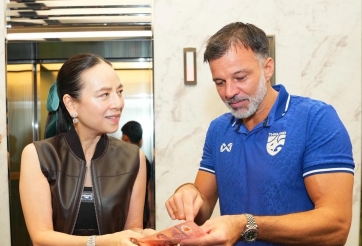 Nữ tỉ phú Madam Pang 'chơi lớn', thưởng khủng HLV ĐT Thái Lan nếu...