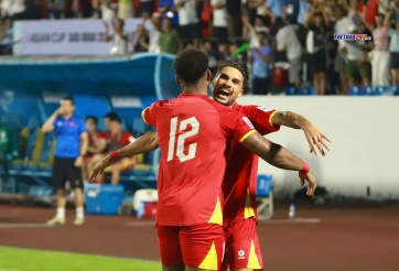 'Cặp bài trùng' Son - Hên ôm nhau thắm thiết ở trận Việt Nam đại thắng Malaysia