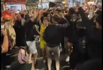 Hình ảnh CĐV Malaysia ăn mừng chiến thắng cùng CĐV Việt Nam gây sốt